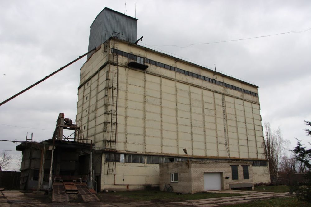 Меловский завод растительных масел и жиров запущен в работу, продолжаются пусконаладочные работы, сообщил глава Меловского муниципального округа Олег Савченко по итогам рабочей встречи с инвестором