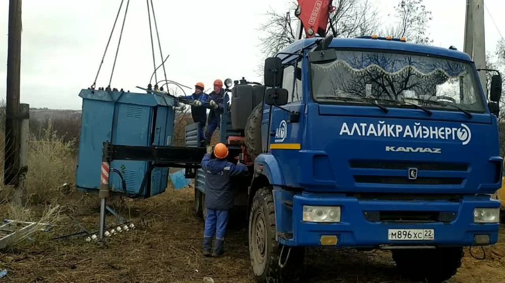 В рамках Народной программы и соглашения о сотрудничестве между Славяносербским районом и Алтайским краем специалисты сетевой компании «Алтайкрайэнерго» установили трансформаторную подстанцию в Зимогорье