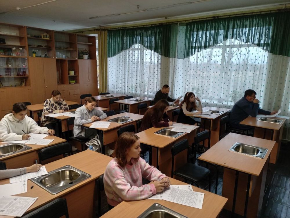 19 ноября на базе площадки ГОУ ЛНР "Беловодский лицей "Лидер" состоялась ежегодная Международная просветительская акция "Географический диктант - 2023"