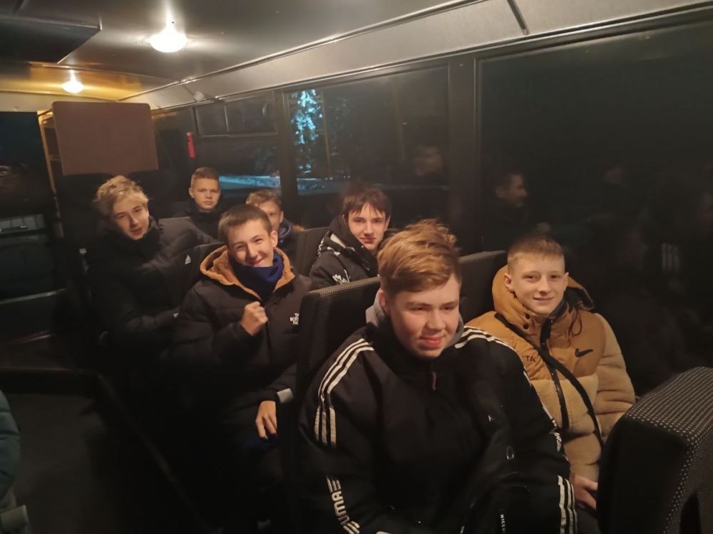 Сергей Колягин: По приглашению профессионального футбольного клуба ЦСКА (г.Москва) и при содействии Министерства спорта ЛНР сегодня, 23 ноября, восемь юных футболистов Первомайской КДЮСШ в составе делегации из трёх городов республики отправились в Москву