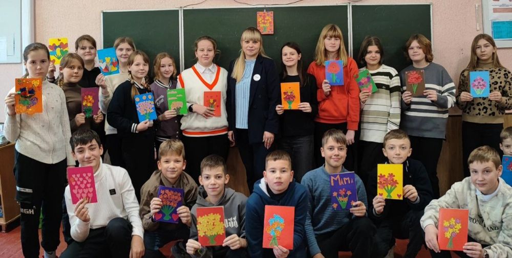 В преддверии Дня матери в образовательных учреждениях Красного Луча проходят мероприятия