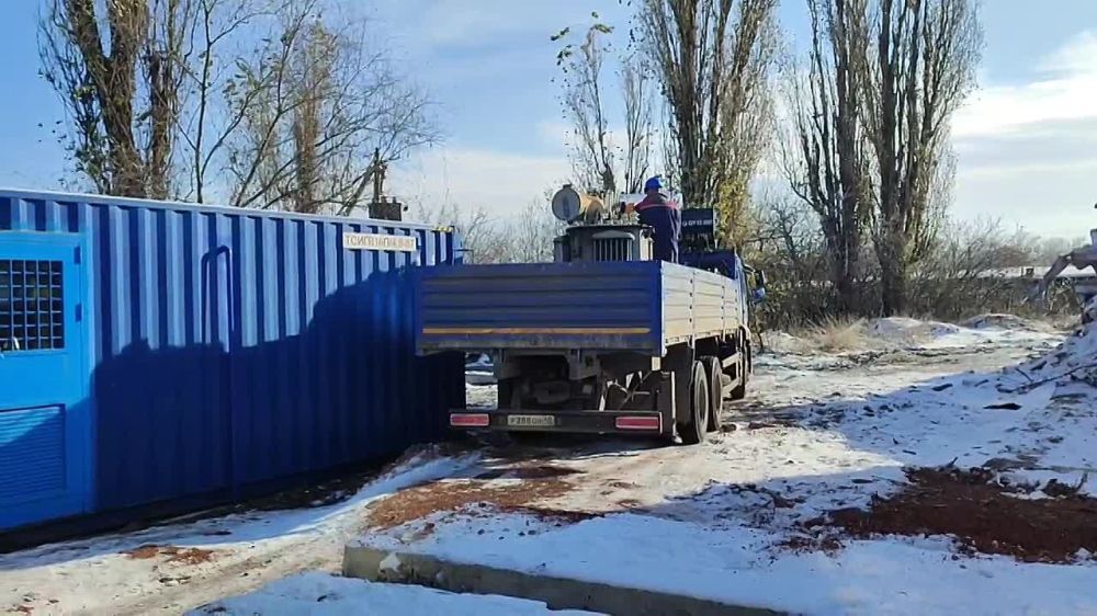 В Первомайске ведется работа по подключению блочно-модульной котельной, которую установили в городе вместо разрушенной обстрелами ВСУ городской котельной №35, об этом в своем ТГ канале написал глава Первомайска Сергей Колягин