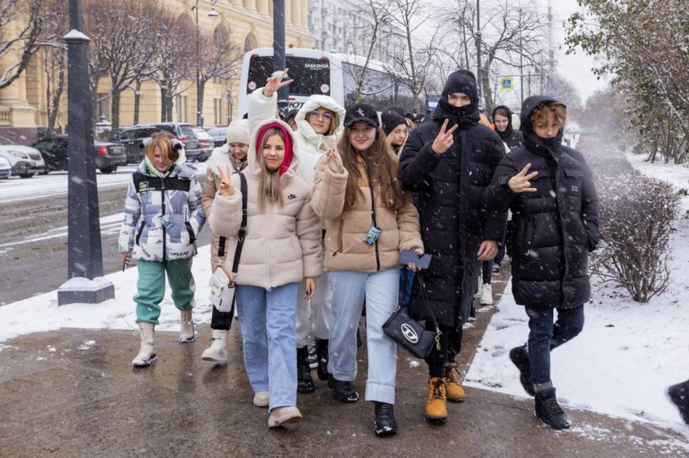 Школьники из ЛНР, ДНР, Запорожской и Херсонской областей побывали в Москве и Санкт-Петербурге