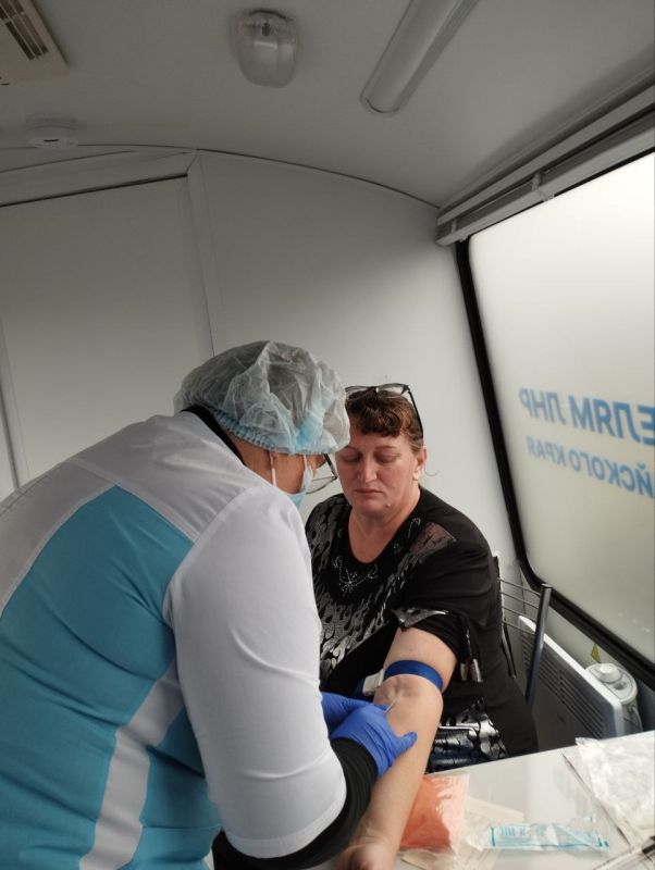 Зимогорьевские врачи в ЛНР обнаружили у пациента новообразование в ходе выездного приема на отдаленных улицах города