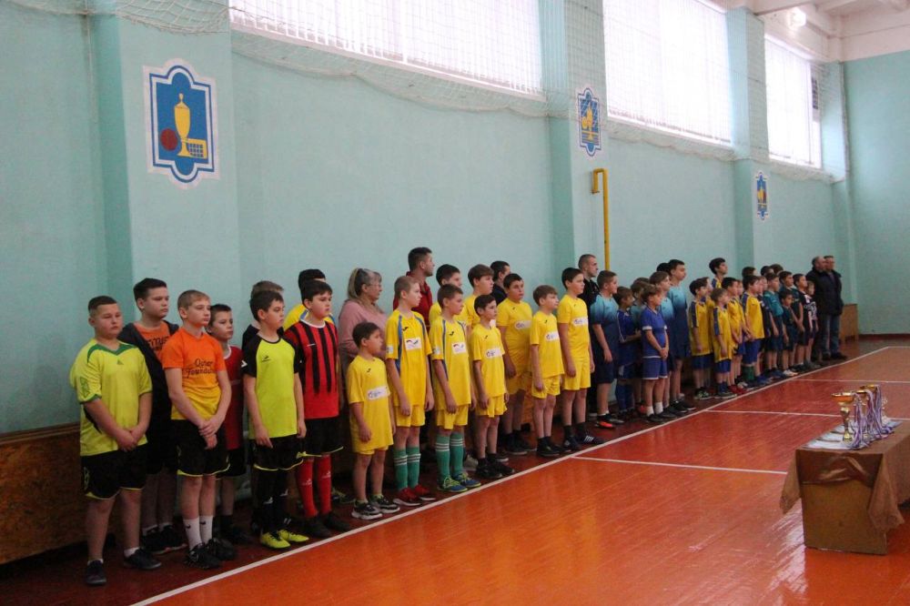 В Меловской ДЮСШ состоялись соревнования по футболу, приуроченные ко Дню государственного флага ЛНР