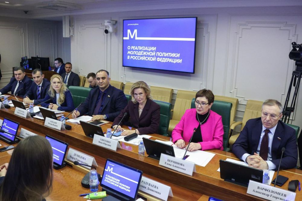 Дарья Лантратова: В ходе «открытого диалога» в СовФеде сегодня пообщались с руководителем Федерального агентства по делам молодёжи Ксенией Разуваевой