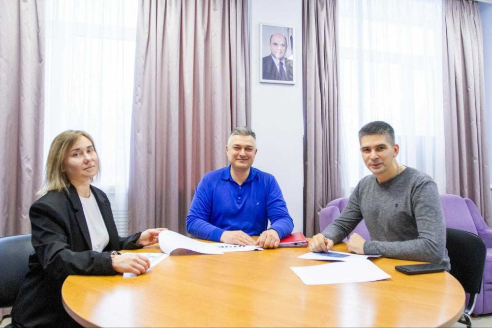 Исполнительный директор Фонда "наш спорт" Рифат Бикташев провел рабочую встречу с министром спорта ЛНР Олегом...