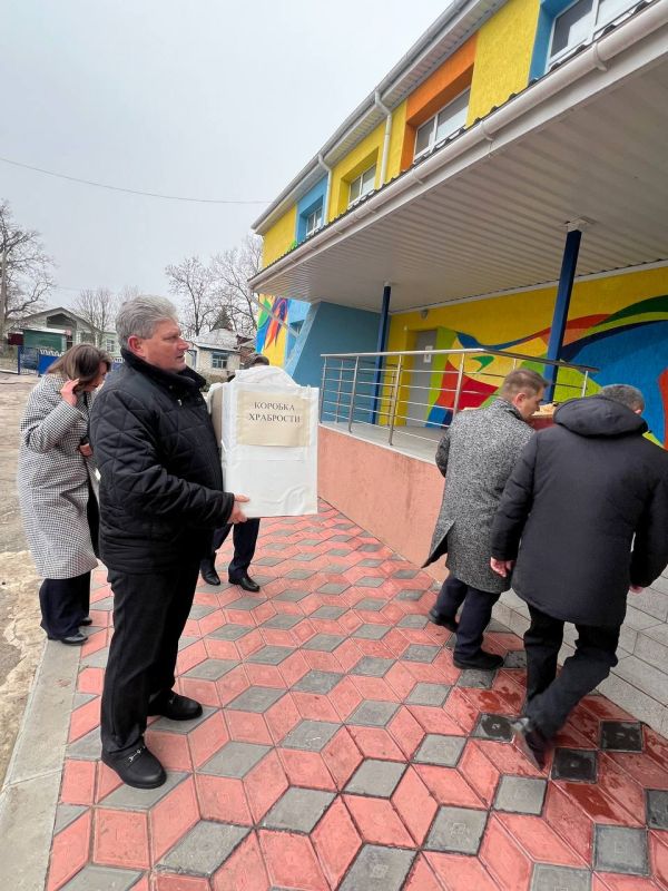 В рамках акции «Коробка Храбрости» вместе с Главой муниципального образования Меловский муниципальный округ Луганской Народной Республики Олегом Савченко передали игрушки в «Ясли-Сад 1 «Ласточка» Меловского района