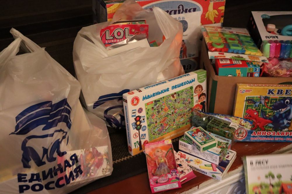 Антрацитовские единороссы передали «Коробку храбрости» детям, которые находятся в Антрацитовской школе-интернате