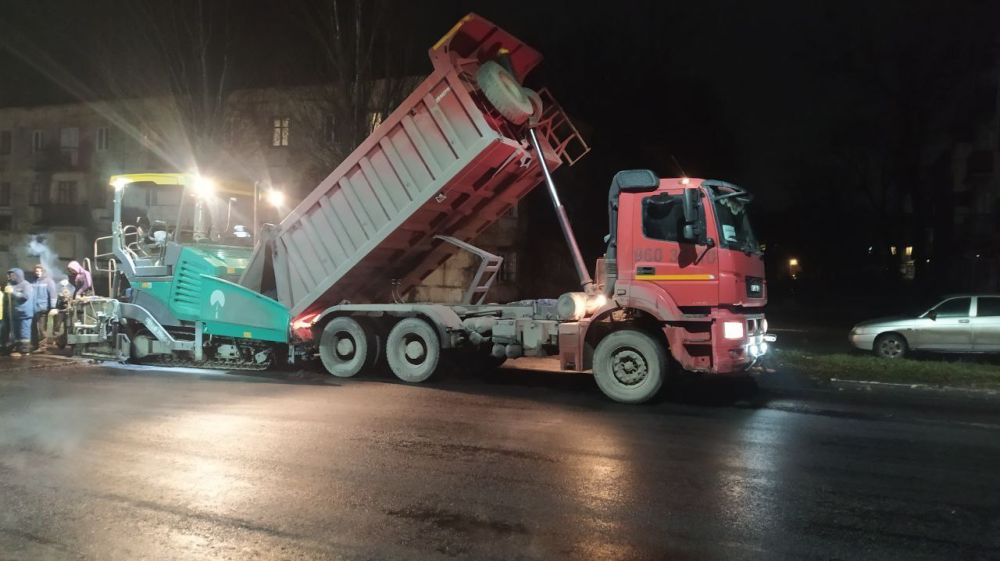 Сергей Колягин: Мероприятия по замене асфальтобетонного покрытия на улице Макушкина продолжаются и в темное время суток