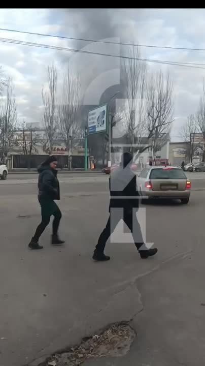 Автомобиль взорвался в центре Луганска возле стадиона "Авангард"