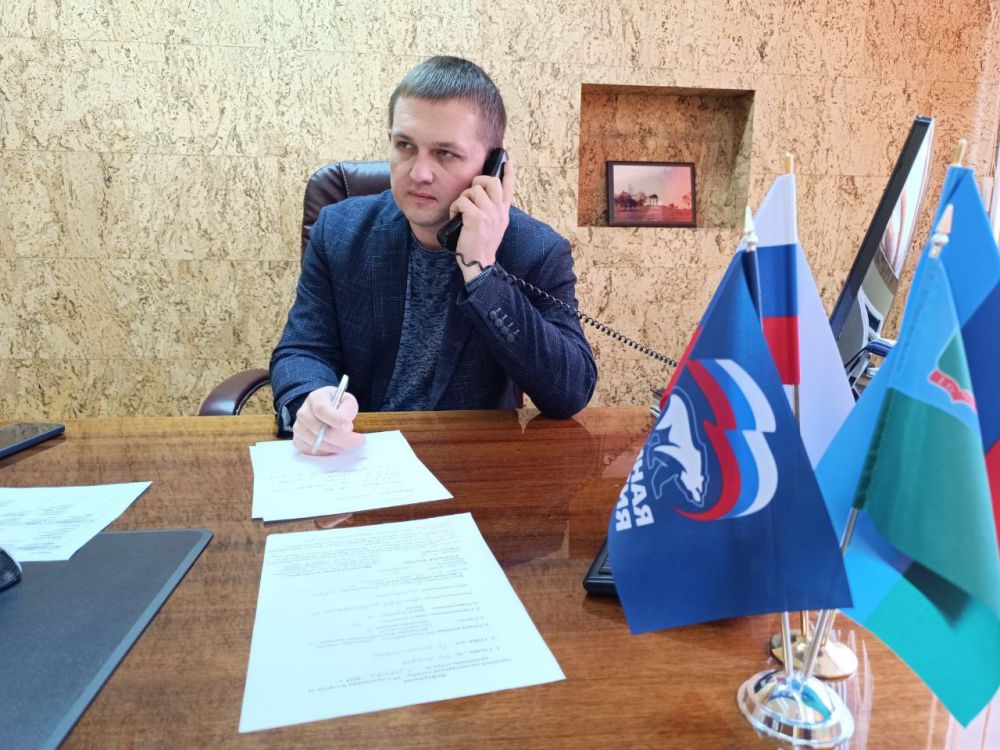 6 декабря Глава Брянки, секретарь Брянковского местного отделения партии "Единая Россия" Евгений Морозов, в рамках недели приема граждан, провел прямую телефонную линию