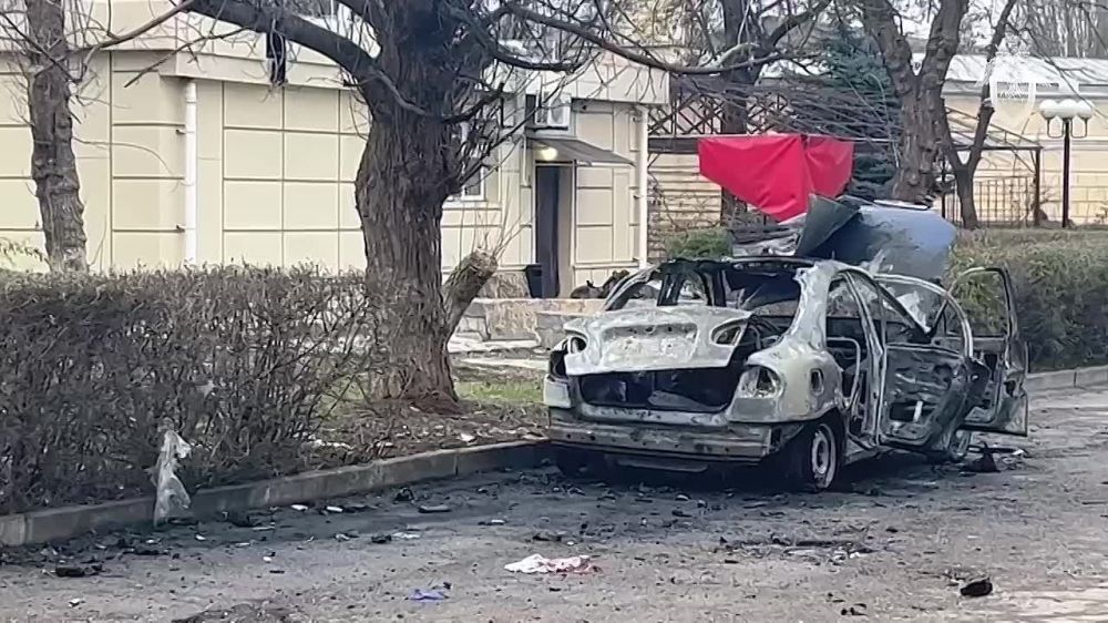 Кадры работы оперативников на месте подрыва автомобиля, в результате чего погиб экс-депутат Народного Совета ЛНР Олег Попов