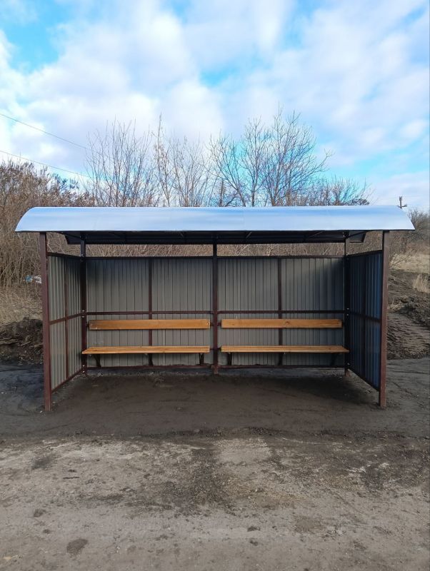 Сергей Колягин: Вчера сотрудники МУП "Комбинат коммунальных услуг города Первомайска" установили последние два павильона ожидания общественного транспорта из 12 запланированных к установке в этом году