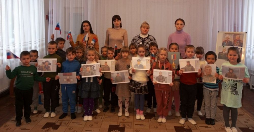 В дошкольных учреждениях Красного Луча продолжаются мероприятия, приуроченные ко Дню Героев Отечества