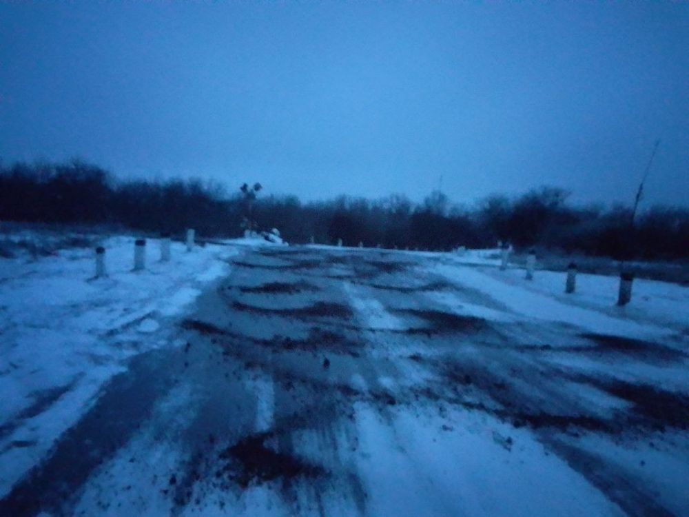 В связи с выпадением ледяного дождя дорожная техника МУП «ДЭРСУ» оперативно с 05:00 выехала на посыпку городских дорог