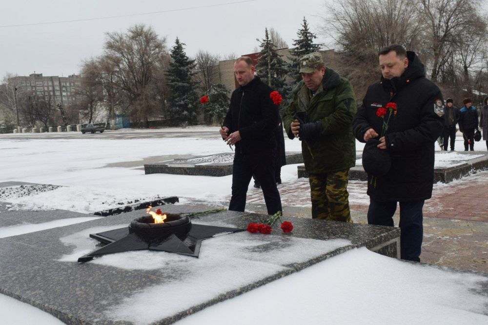 Сергей Колягин: Сегодня, в День Героев Отечества, принял участие в церемонии возложения цветов к подножью Братской могилы воинов-освободителей на площади Боевой Славы