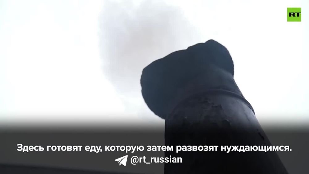 «Спасибо! Для наших людей это очень важно»: жители Лисичанска каждый день ждут приезда российских военных, которые готовят для них кашу на полевой кухне