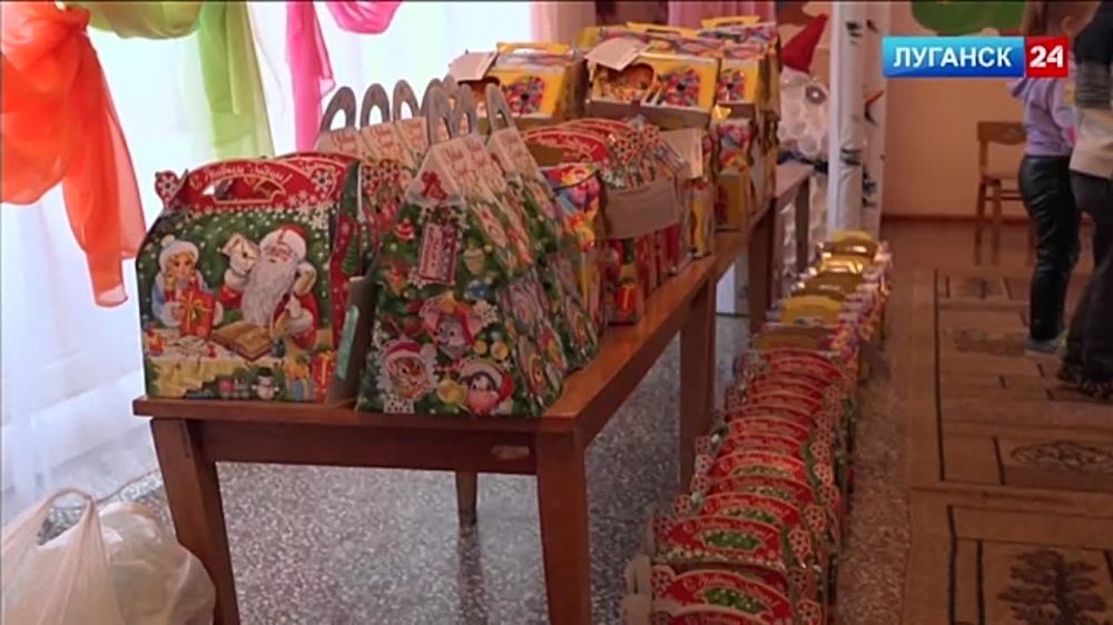 Союз ветеранов Донбасса вместе с общественной организацией «Опора России» привезли дошкольникам из Ирмино новогодние подарки