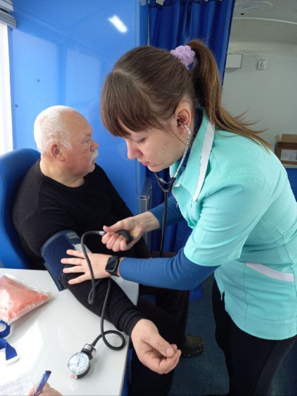 Славяносербские медики обнаружили у пациентки новообразование в ходе выездного приема