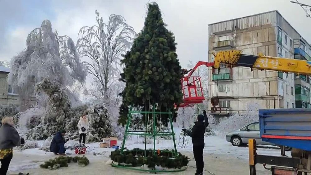 Сергей Колягин: Совместными усилиями сотрудников управления по жизнеобеспечению, представителей подрядных организаций из Калужской области и жителей города Золотое на квартале Солнечный устанавливается новогодняя ёлочка