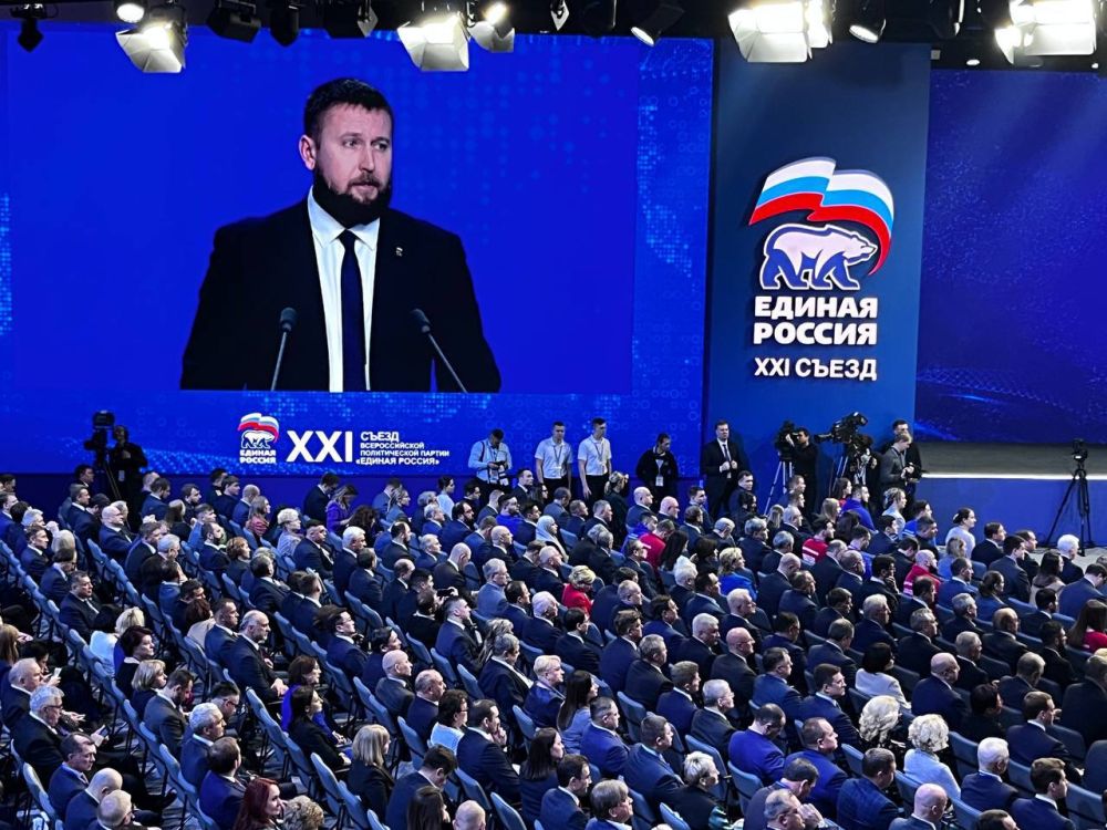 Председатель Народного Совета ЛНР Денис Мирошниченко и заместитель председателя Парламента Республики Денис Колесников вошли в состав одного из руководящих органов "Единой России" - Генерального совета