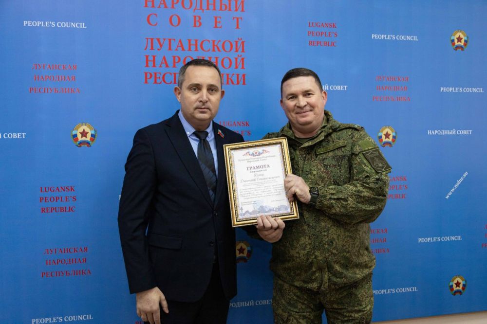 Андрей Губарев: Чествуем героев!. Ко мне, как депутату ВПП «Единая Россия» в г. Первомайске, часто обращаются избиратели с просьбой оказать содействие в восстановлении социальных объектов. Но начать работы порой невозможно из-за минной опасности