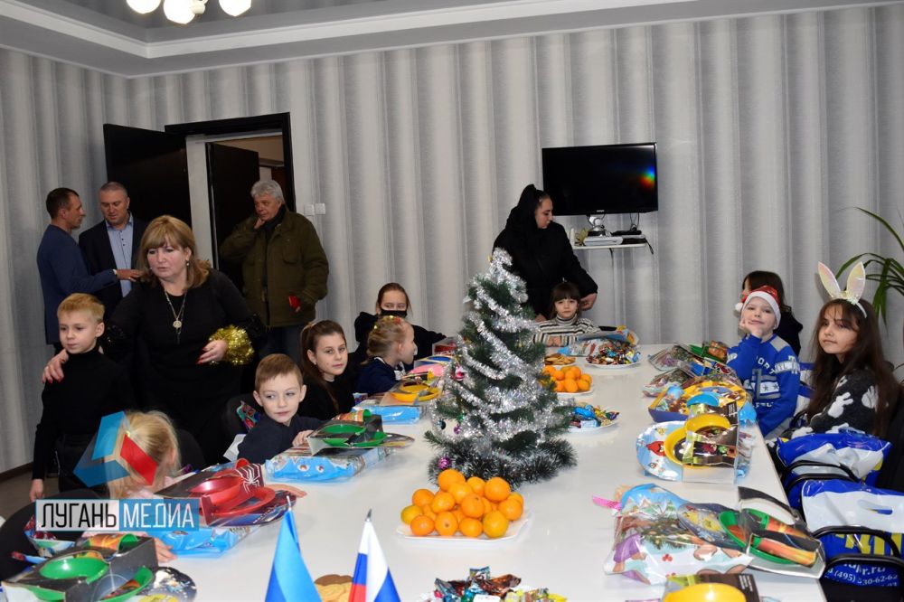 В День святителя Николая депутаты Совета городского округа муниципальное образование городской округ город Первомайск вручили подарки детям, раненых и погибших защитников Донбасса и участников СВО