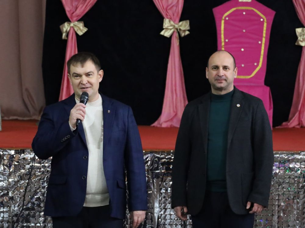 Андрей Сопельник в рамках открытия новогодней елки в Доме профсоюзов поздравил детей участников СВО с наступающими новогодними праздниками