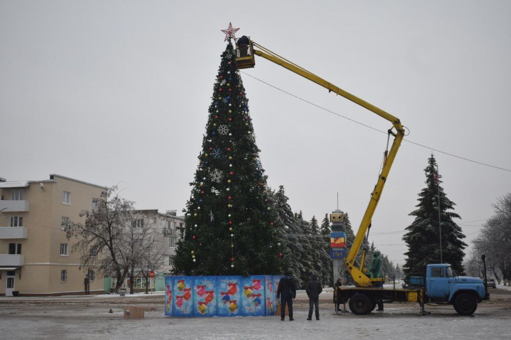 Сергей Колягин: Сотрудники МУП "Комбинат коммунальных услуг города Первомайска" завершили основные работы по установке главной городской ёлочки на площади имени В.И.Ленина