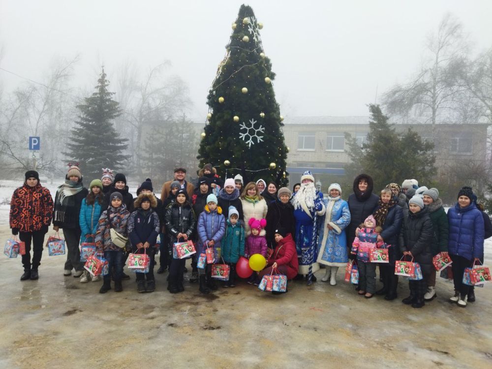 Сергей Колягин: Сегодня, в День Святителя Николая Чудотворца, в городе Золотое прошло небольшое театрализированное шоу с участием Деда Мороза и Снегурочки