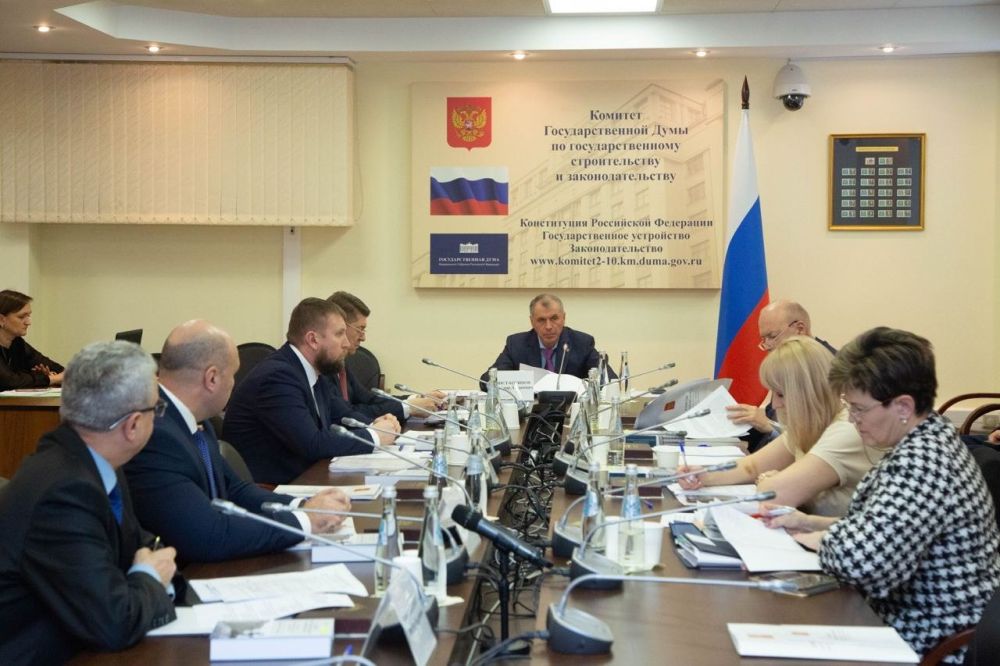 Денис Мирошниченко обсудил с членами Комиссии Совета законодателей по вопросам интеграции новых субъектов России в правовую систему РФ меры по денацификации Украины