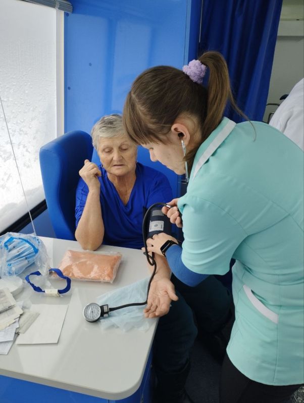 Славяносербские врачи осмотрели 20 человек на отдаленных улицах Зимогорья