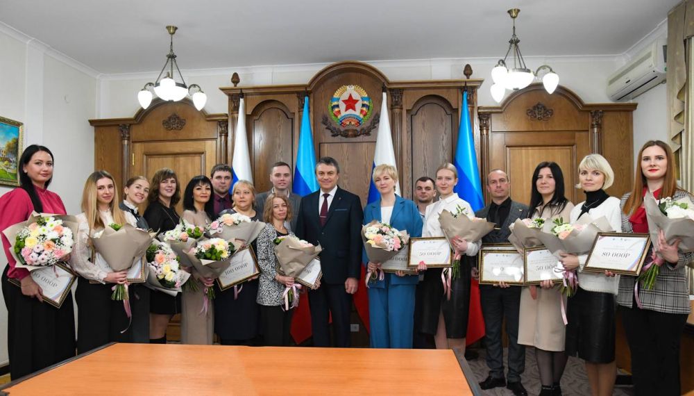 Сергей Колягин: Среди награжденных - учитель начальных классов Первомайской многопрофильной гимназии, победитель Республиканского этапа конкурса «Педагог года» в номинации "Педагогический дебют" Диана Волчкова