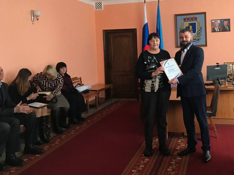 Глава Меловского муниципального округа ЛНР Савченко Олег Петрович вручил грамоты директорам школ, детских садов и дополнительного образование за организацию и участие в сборе игрушек для "Коробок храбрости"