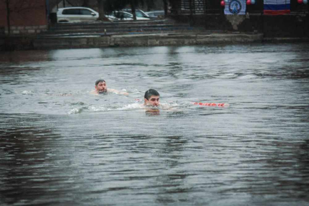 Министр спорта ЛНР Олег Шеренешев принял активное участие в первом Республиканском турнире по зимнему плаванию в рамках Всероссийской акции "Закаленная Россия - сильная страна"