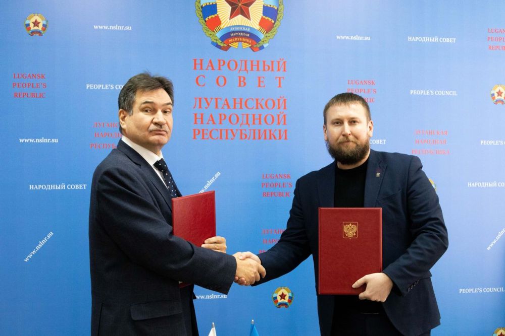 Председатель Народного Совета ЛНР Денис Мирошниченко подписал соглашение о взаимодействии между парламентом ЛНР и Управлением Министерства юстиции РФ по ЛНР. Со стороны Управления Минюста РФ по ЛНР соглашение подписал начальник управления Максим Ершов