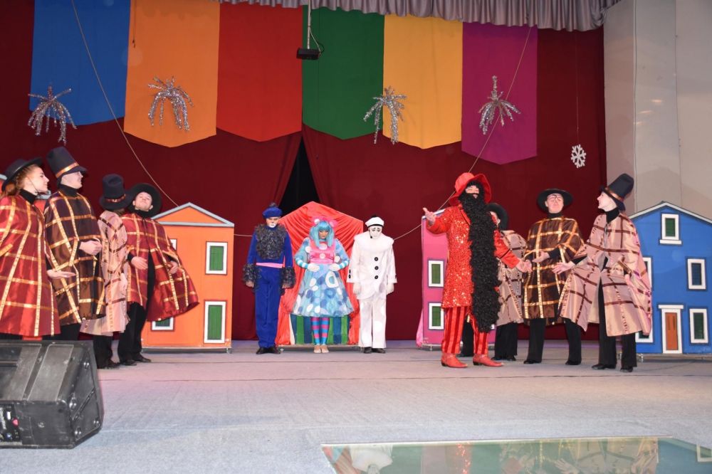 Государственный ансамбль «Асъя кыа» из Коми поздравил детей из Ровеньков с наступающим Новым годом