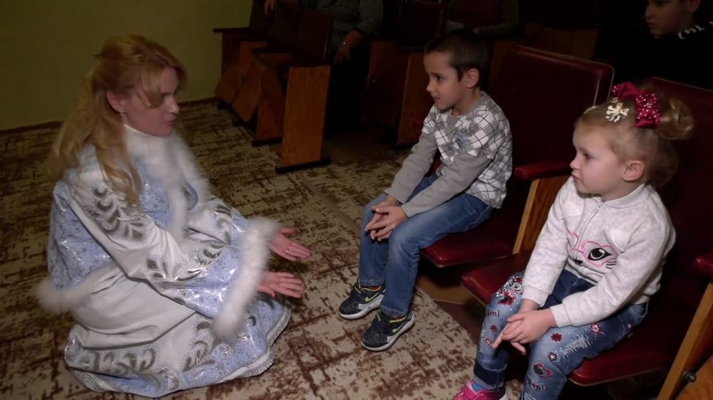 Дарья Лантратова: . В этот приезд в Республику сменила деловой костюм на платье Снегурочки