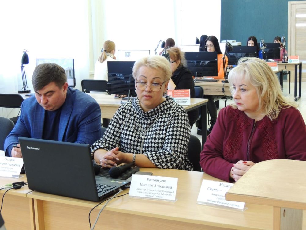 Заместитель председателя Правительства Республики Светлана Малахова, министр культуры ЛНР Дмитрий Сидоров и директор...