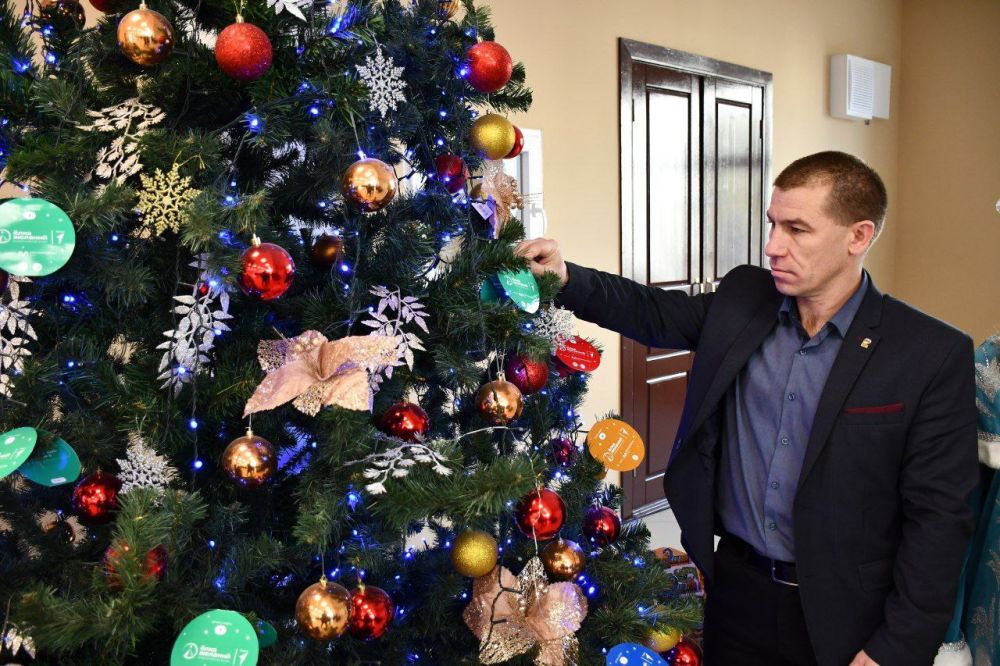 Сергей Колягин: Сегодня вместе с депутатами Совета городского округа город Первомайск во главе с Председателем Совета Светланой Пшеничниковой приняли участие во Всероссийской благотворительной акции "Елка желаний"