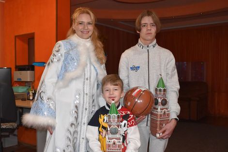 Сенатор в рамках "Елки желаний" подарила мяч и самокат братьям из Алчевска