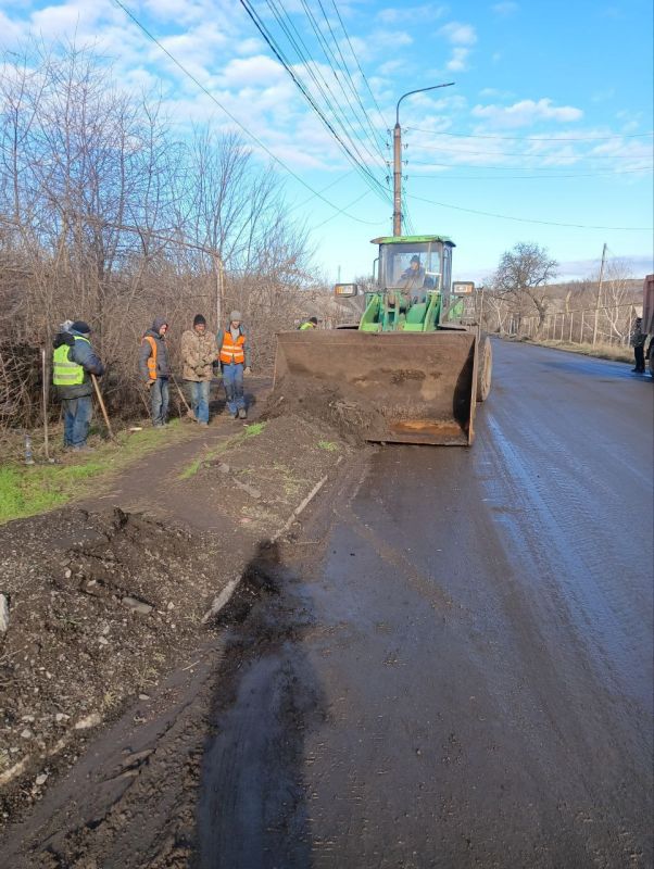 Сергей Колягин: Пока позволяет погода, сотрудники муниципальных унитарных предприятий города Первомайска продолжают выполнять мероприятия по благоустройству территории города