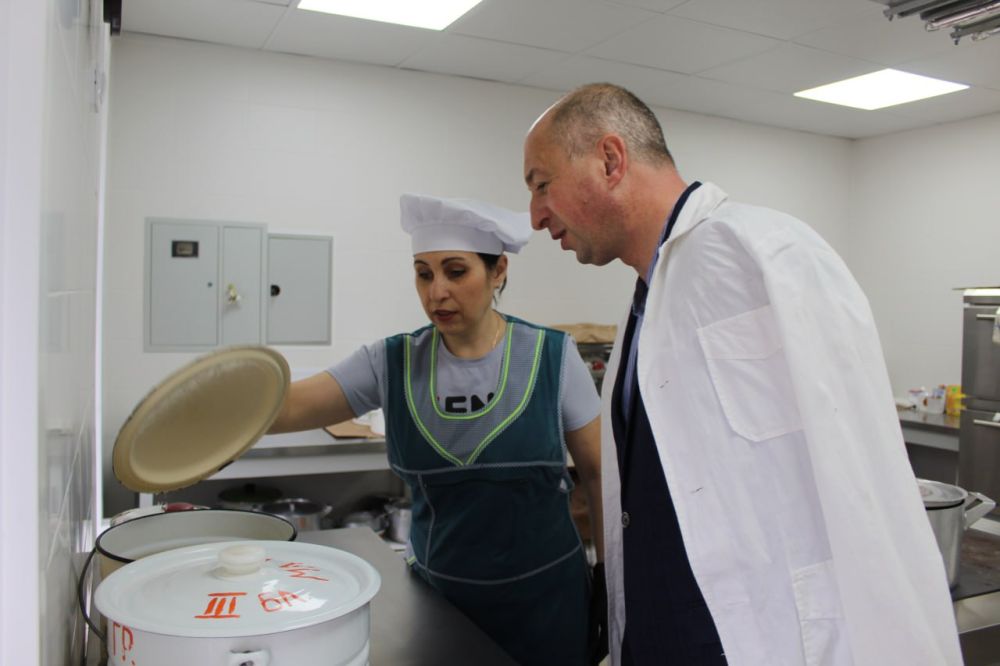 Глава муниципального округа проконтролировал работу пищеблоков после завершения ремонтно-восстановительных работ