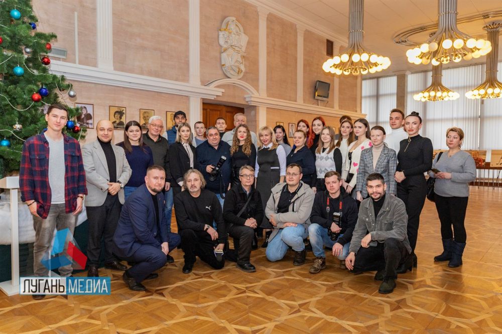 В театре имени Луспекаева открылась передвижная фотовыставка «Донбасс – земля надежды нашей»