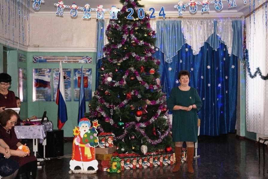 Советник главы города Стаханова Тамара Ковтун совместно с представителем Омской области Алексеем Нохриным поздравили с наступающим Новым годом воспитанников Ирминской школы-интерната