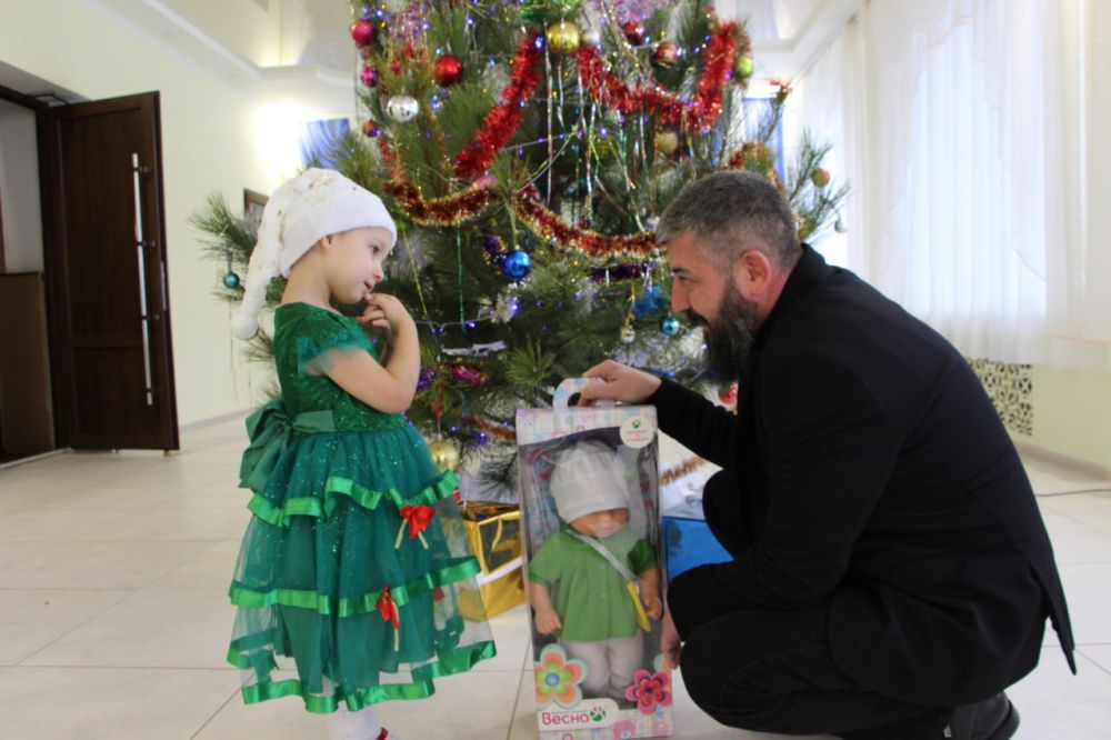 Сегодня, Глава муниципального образования Меловский муниципальный округ Савченко Олег Петрович передал подарок 3-ёх летней...