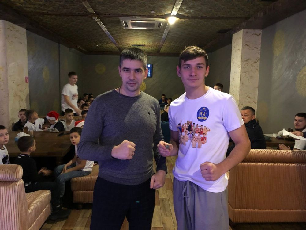 В канун Нового года министр спорта ЛНР Олег Шеренешев вручил 8 спортсменам значки «Кандидата мастера спорта», сообщают в пресс-службе Минспорта ЛНР