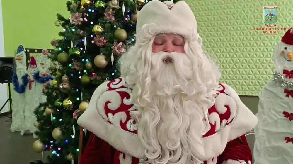 Евгений Морозов: Сегодня, в рамках всероссийской акции «Новый год – в новые регионы» , в Брянке снова побывал особенный гость - #КохомскийДедМороз