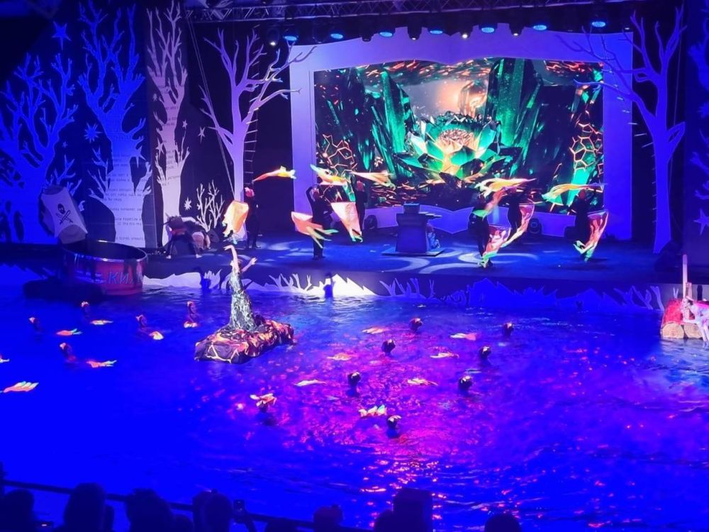 Дарья Лантратова: Вместе с нашими активистками из «Женского движения» Единой России организовали для военнослужащих, которые находятся на реабилитации, поездку на музыкальный спектакль «Сказ о русских берегах» на водный стадион «Динамо»